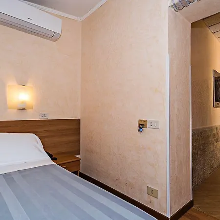 Julia Trevi - Spagna Hotel Roma