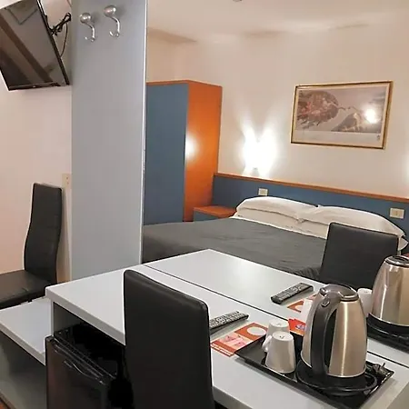Julia Trevi - Spagna Hotel Roma