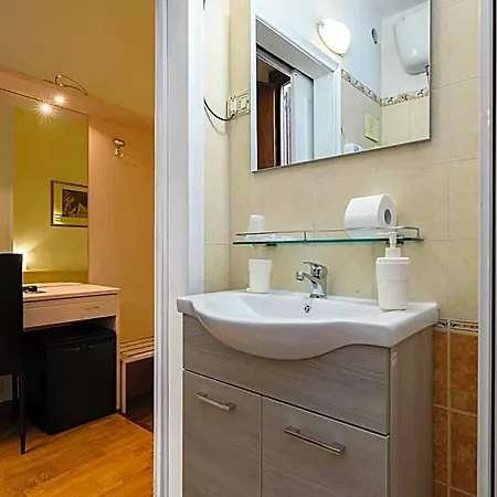 Julia Trevi - Spagna Hotel 3*