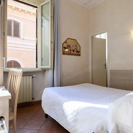 Julia Trevi - Spagna Hotel