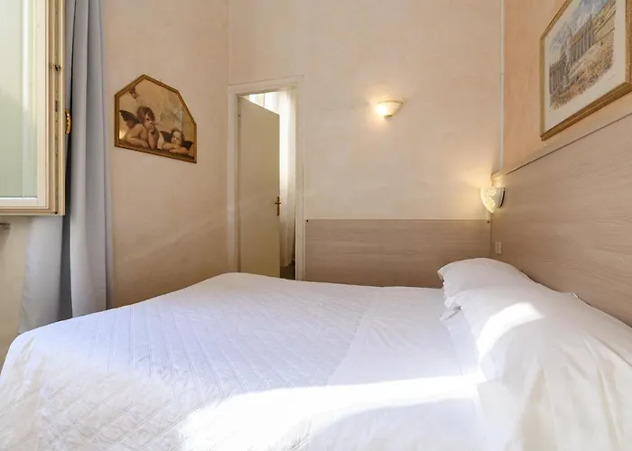 Julia Trevi - Spagna Hotell