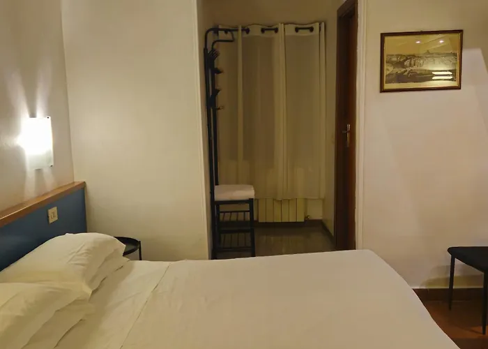 Julia Trevi - Spagna Hotell 3*