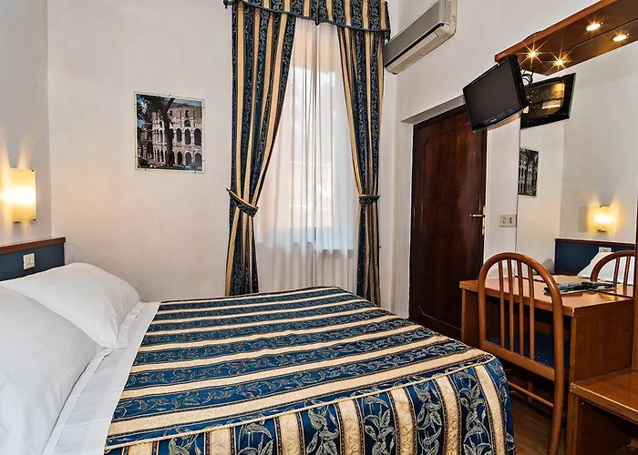 Julia Trevi - Spagna Hotell