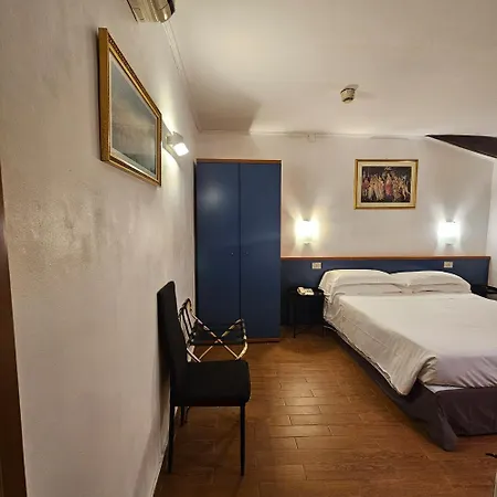 Julia Trevi - Spagna Hotel Řím
