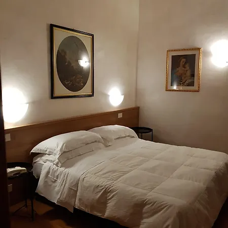 Julia Trevi - Spagna Hotel Řím